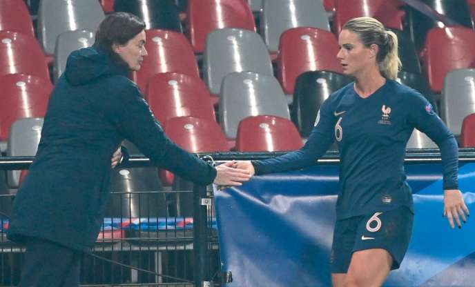 Corinne Deacon and Amandine Henry greet each other when the Blue captain leaves the field.
