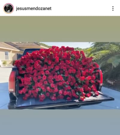 The black truck that Jesús Mendoza filled with red roses for Mayeli Alonso
