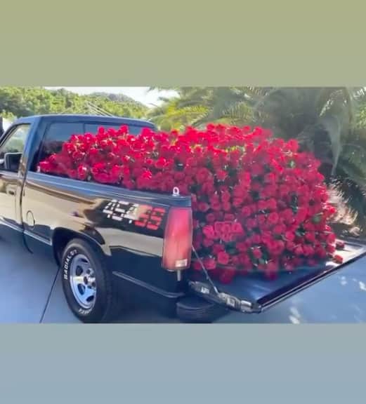 Jesús Mendoza gave some flowers on Mayeli Alonso's birthday (IG)