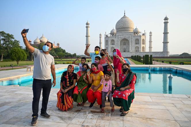 Tourists found the Taj Mahal in Agra (India) on June 16, 2021.