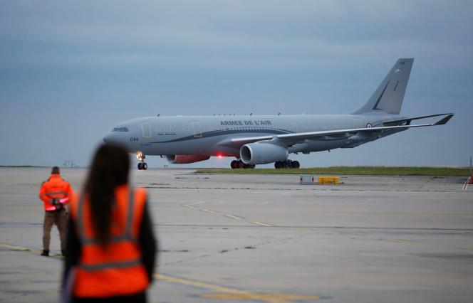 The first Afghans brought to safety by France arrived on Wednesday at the Parisian airport of Roissy - Charles-de-Gaulle.