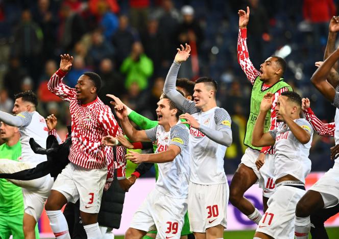 The Salzburg players celebrate the victory against Lille on Wednesday, September 29.