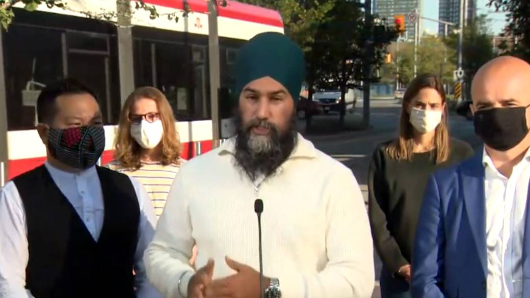 Click to play video: 'Canadian Elections: Singh Condemns Protesters Throwing Gravel at Trudeau Campaign Stop'