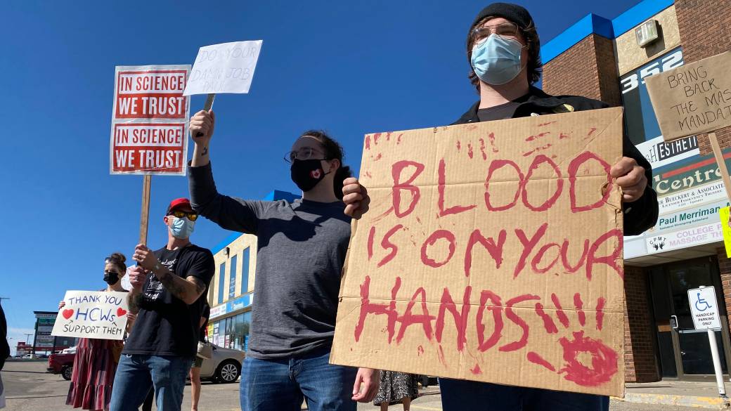 Click to play video: '' People is dying ': Protest outside Sask.  the health minister's office, calling for public health measures'