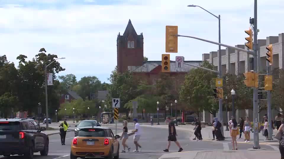 Click to play video: 'Queen's University Student Group Initiates Petition Against Vaccine Mandate'