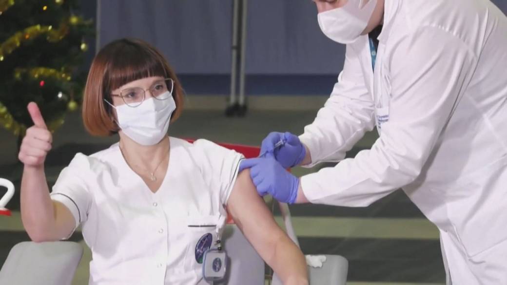 Click to play video: 'BC will make vaccinations mandatory for healthcare workers'