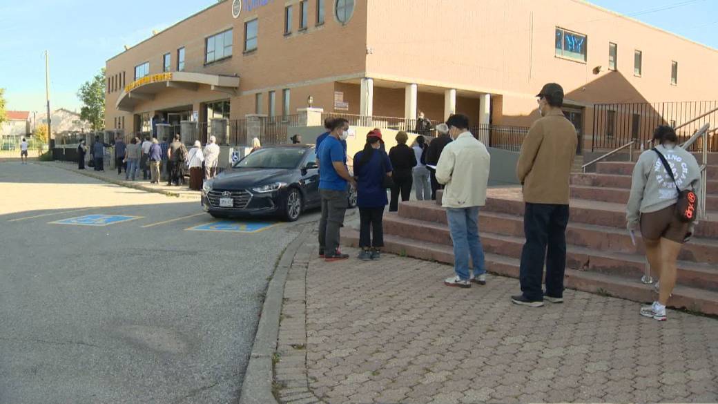 Click to play video: 'Election in Canada: Voters head to the polls to cast their votes'