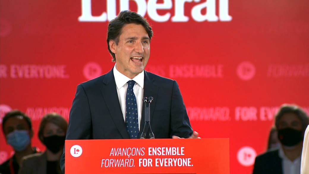 Click to play video: 'Election in Canada: Trudeau sees election victory as' clear mandate 'in speech to supporters'