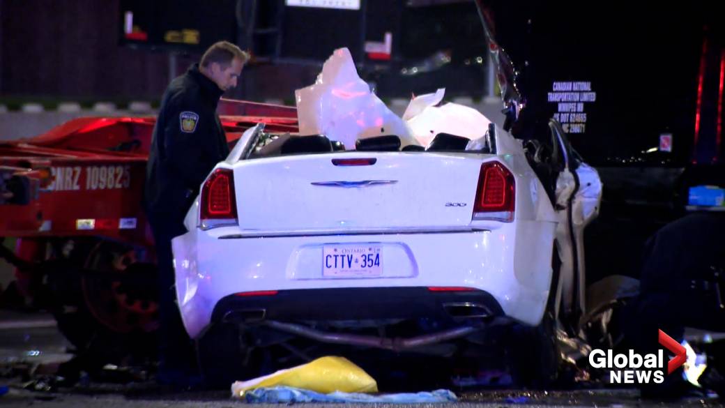 Click to play video: '1 dead, 2 seriously injured after Brampton crash'