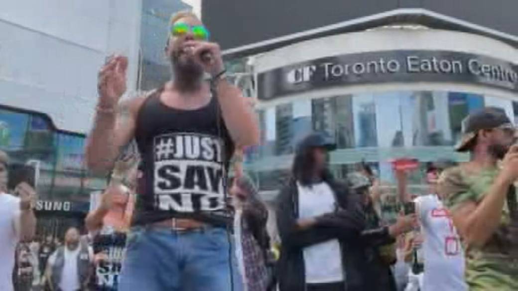 Click to play video: 'Police Fight Protesters Against Toronto Mall Vaccination Certificate'