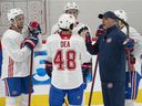 Montreal Canadiens head coach Dominique Ducharme talks to Chris Wideman, dropped off Joshua Roy and Jean-Sébastien Dea during training camp on September 23, 2021 in Brossard.