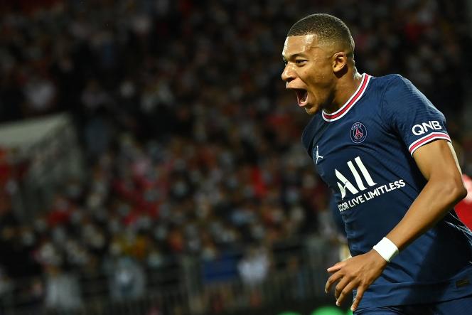 Despite his transfer inclinations, Kylian Mbappé will end the 2021-2022 season at PSG.