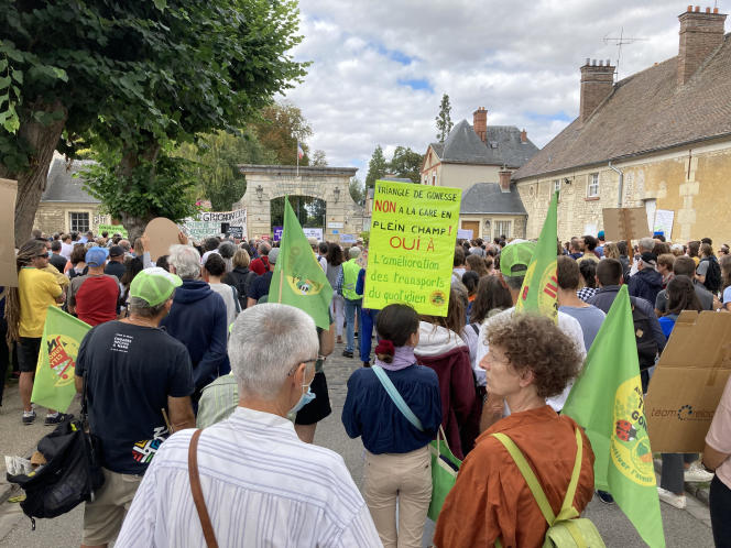 Demonstration in Thiverval-Grignon (Yvelines), Saturday September 11, against the sale of the Château de Grignon and hundreds of hectares of natural and agricultural land for a real estate project.