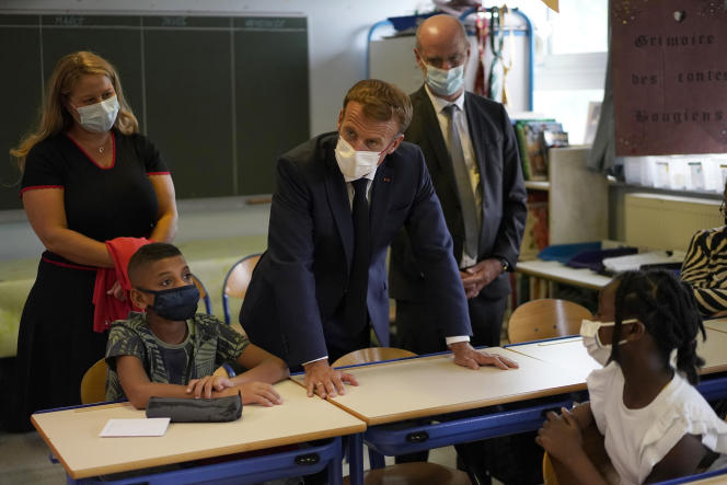 The President of the Republic, Emmanuel Macron, and the Minister of National Education, Jean-Michel Blanquer, visiting a primary school in Marseille on September 2, 2021.