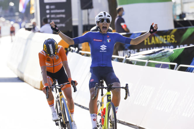 Elisa Balsamo in front of Marianne Vos, at the finish of the Worlds, September 25, 2021.