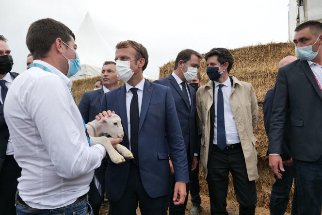 Emmanuel Macron welcomed by representatives of young farmers at the Terre de Jim fair in Corbieres (Alpes-de-Haute-Provence) on September 10, 2021.
