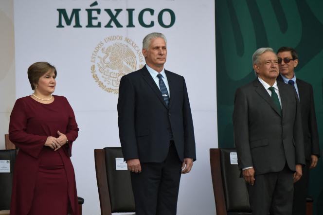 Cuban President Miguel Diaz-Canel (center) and his wife Lis Cuesta along with Mexican President Andres Manuel Lopez Obrador at an Independence Day ceremony in Mexico City on September 16, 2021 .