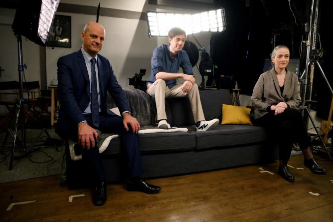 The Belgian actor Félix Radu in the center, the president of France Télévisions, Delphine Ernotte, and the minister of education, Jean-Michel Blanquer, participate in the first filming of “Felix Délire”, a web series designed for Lumni.fr, in Saint -Denis, in Seine-Saint-Denis, March 4, 2021.