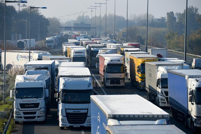 Trucks stopped, on November 21, 2018, on the A10 motorway near Bordeaux.