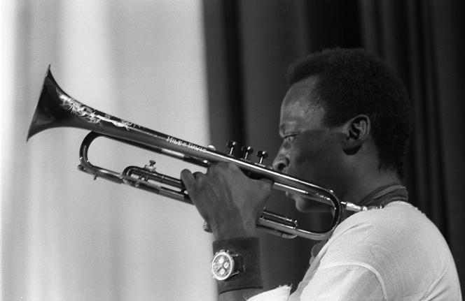 Miles Davis, during the Newport Jazz Festival in Paris, Salle Pleyel, November 3, 1969.