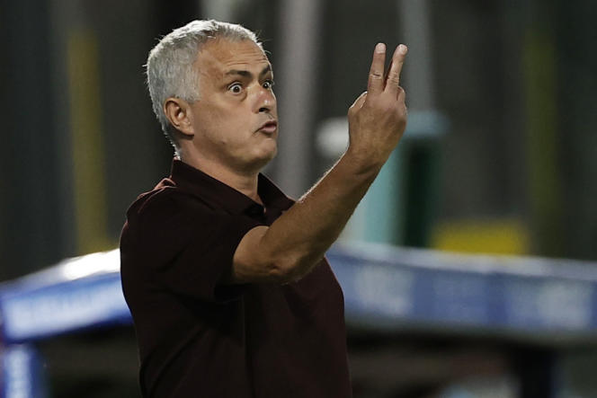 José Mourinho wearing a garnet polo shirt, one of the colors of AS Roma, during the match against Salernitana on August 29, 2021.