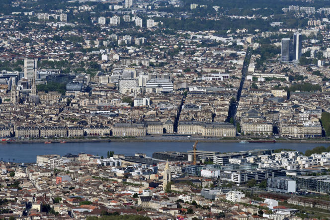 Aerial view of Bordeaux (Gironde), in April 2016.