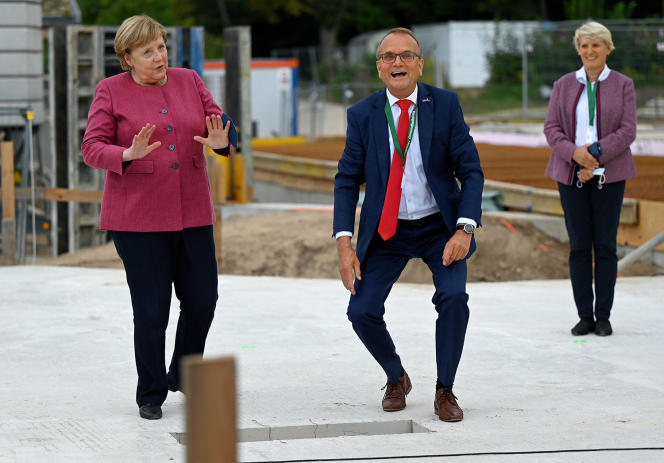 German Chancellor Angela Merkel (left), on September 10, in Templin (Brandenburg), alongside the mayor of the city, Detlef Tabbert, and the prefect of the land, Karina Dörk.