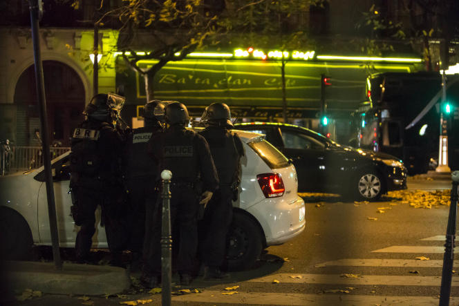 Members of the security forces in front of the Bataclan and the adjoining brewery, after the intervention and the hostage-taking, on the night of November 13 to 14, 2015.