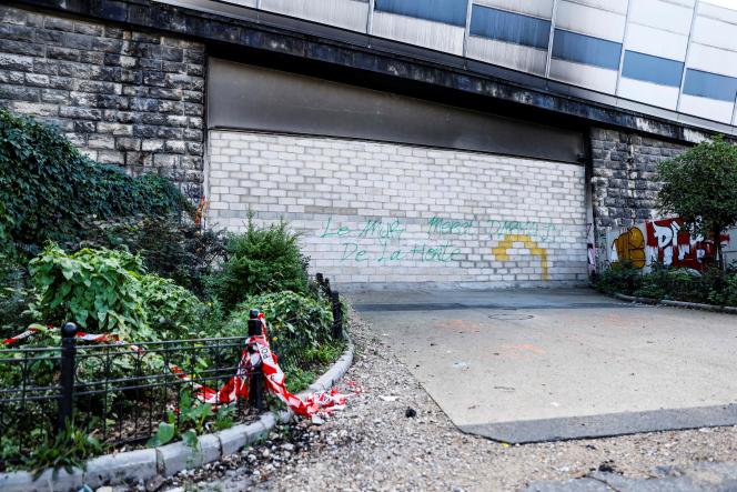 In front of the wall built on September 24 to prevent drug addicts from moving between Paris and Pantin.