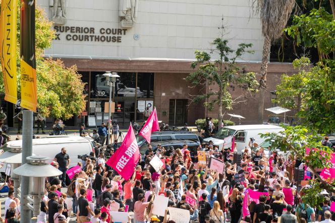 Dozens of Britney Spears fans were gathered in Los Angeles court on September 29, awaiting the lifting of the guardianship of the star's father.