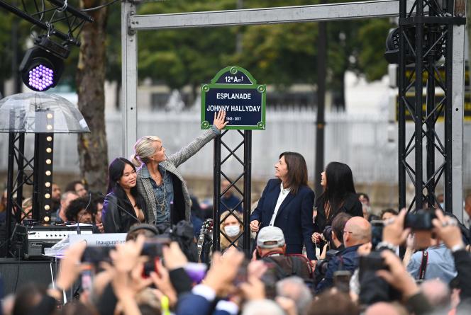 Laeticia Hallyday in front of the Johnny-Hallyday esplanade plaque, in Paris, September 14, 2021.