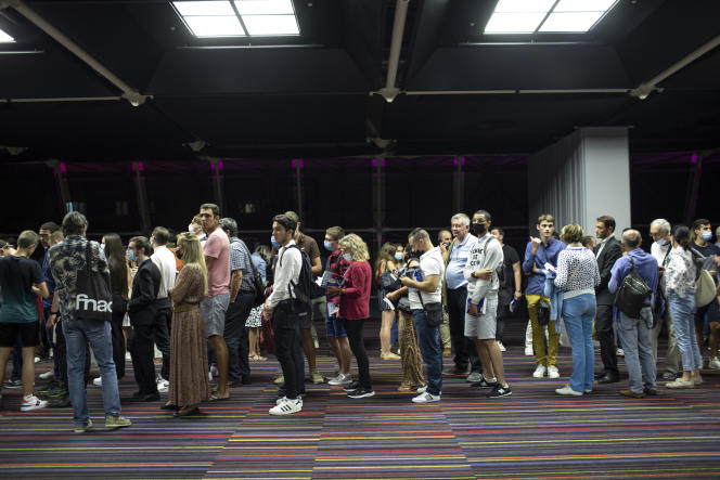 After Eric Zemmour's public meeting, people are waiting to have his book signed, at the Acropolis Convention Center, in Nice, on September 18, 2021.