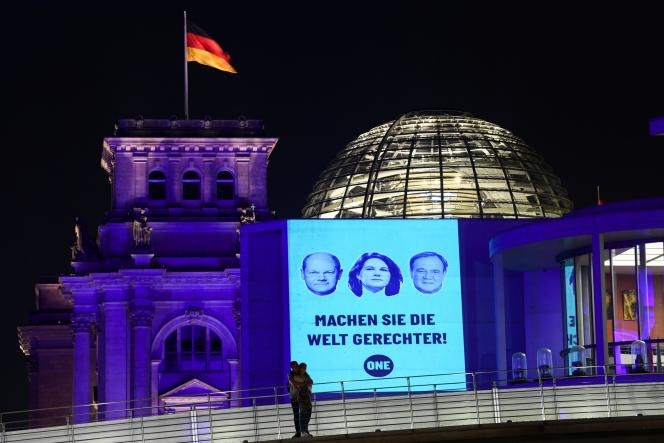 The portraits of the three candidates for the chancellery, Olaf Scholz, Annalena Baerbock and Armin Laschet, projected on the Bundestag on September 8, 2021.