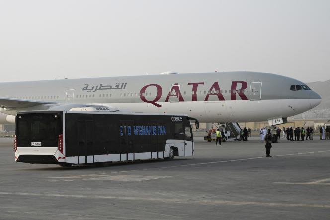 A bus drops off passengers evacuated from Kabul to Doha (Qatar) at the foot of the plane on September 10, 2021.