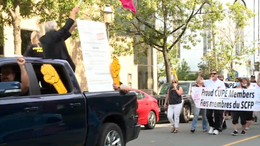 Click to play video: 'CUPE Members March on New Brunswick Legislature'
