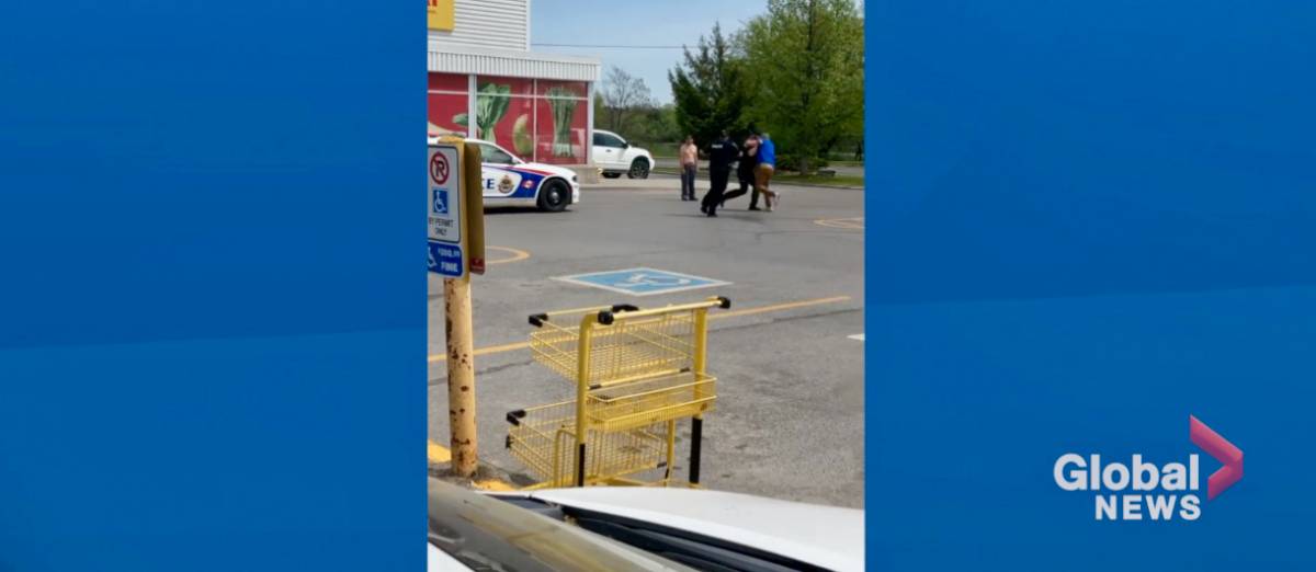 Click to play video: 'SIU Investigates Man's Injury During Arrest Outside Peterborough Grocery Store'