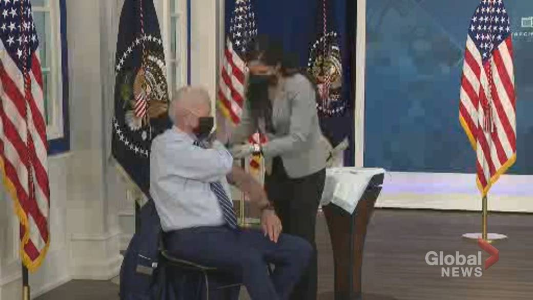 Click to play video: 'Biden receives a COVID-19 vaccine booster shot'