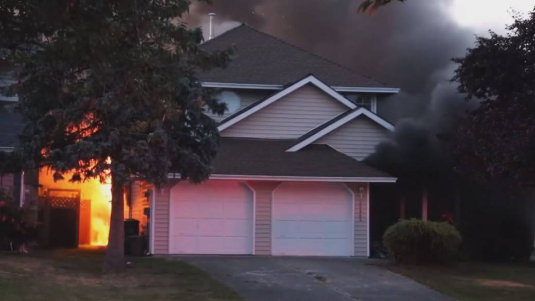 Click to play video: 'IHIT called after 2 found dead in Surrey house fire'