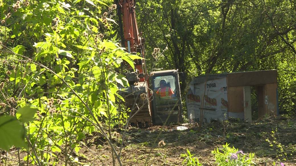 Click to play video: 'Montreal Street Homeless Camp Cleaned Up By Property Owner'