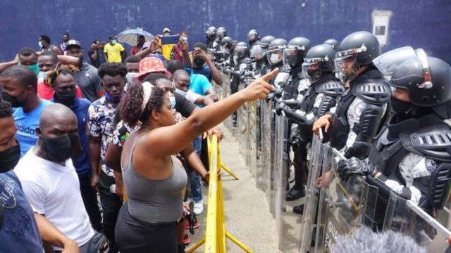 Migrants in front of the police in Tapachula