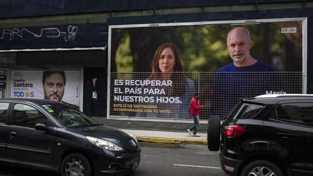The mayor of the city of Buenos Aires, Horacio Rodríguez Larreta and the former governor of Buenos Aires, María Eugenia Vidal, in a street sign in Buenos Aires