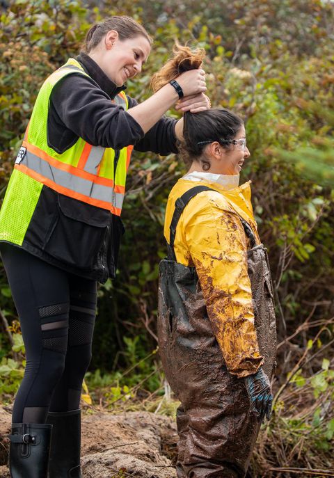 Danielle Pinder, left, response coordinator for the Marine Animal Response Society, helps volunteer Mili Sánchez disheveled during the removal of a female blue whale carcass at Crystal Crescent Beach.