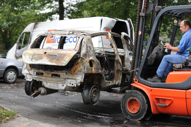 Nearly a dozen deliberate fires, in particular of cars, were started from around 9 p.m. and until one in the morning in Montceau-les-Mines and Blanzy, a neighboring municipality.