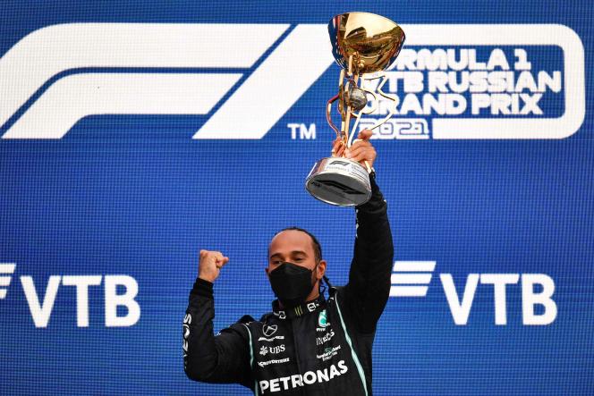 Lewis Hamilton lifts the Russian Grand Prix trophy on September 26, 2021.