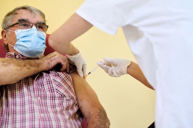 Vaccination of a man in Nouméa, March 16, 2021.