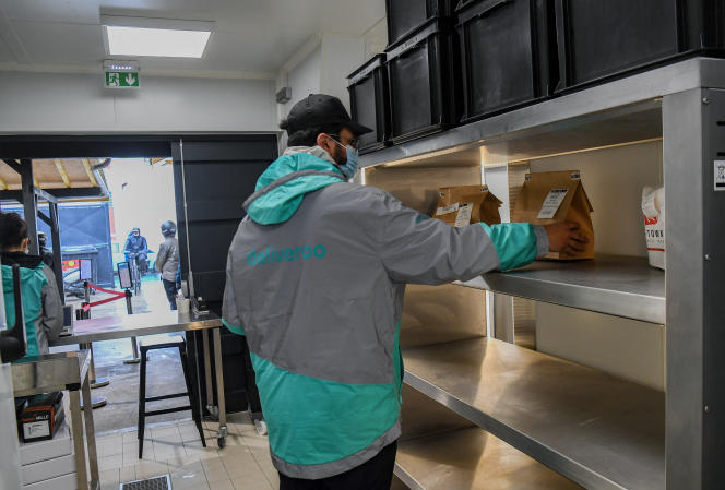 A delivery man from the company Deliveroo, in Aubervilliers (Seine-Saint-Denis), on May 6, 2021.
