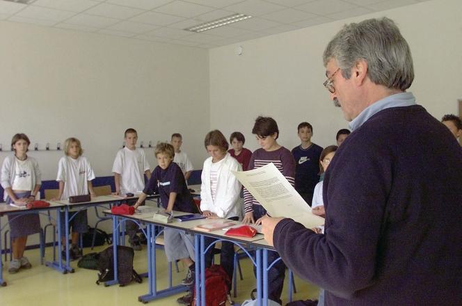 A professor from the Cassignol college in Bordeaux read, on September 14, 2001, to the pupils of a 5th year class, the message of the Minister of National Education Jack Lang, before observing three minutes of silence in memory of the victims of the attacks that hit the United States.