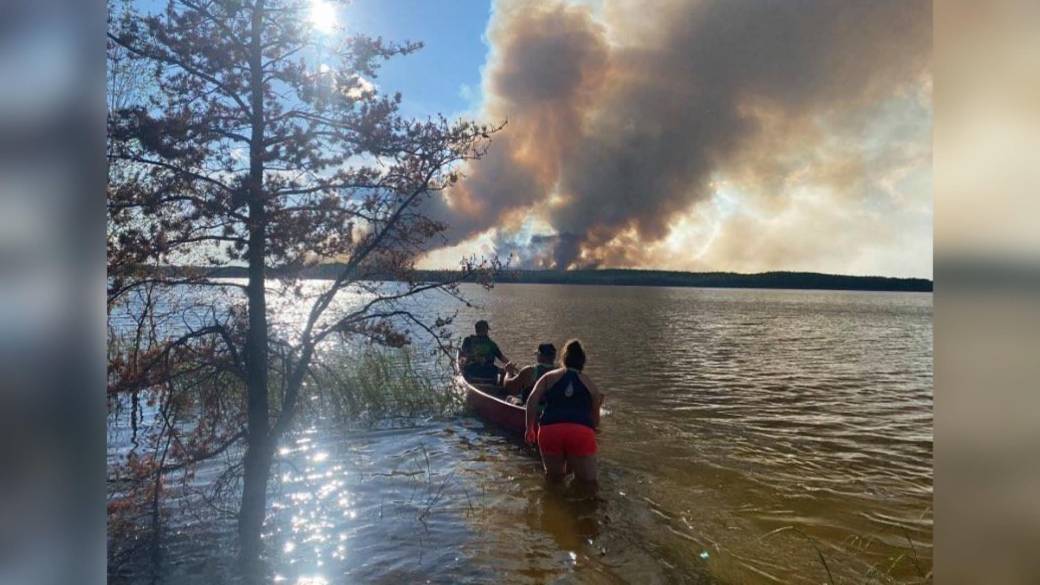 Click to play video: 'Eight canoeists have interrupted their trip due to evacuation of forest fires and luck'
