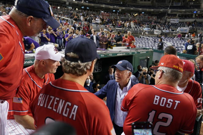President Joe Biden faces the Republican team in the parliamentarian baseball game on September 29, 2021 in Washington.