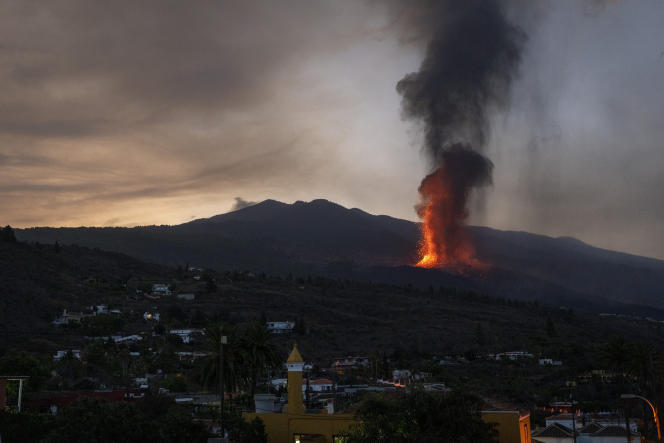 The lava has so far destroyed 420 buildings and covered 190 hectares on the island, whose main economic activity is the cultivation of bananas.